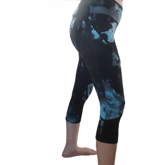 ALO Yoga whisper Capri legging - Picture 8 of 15